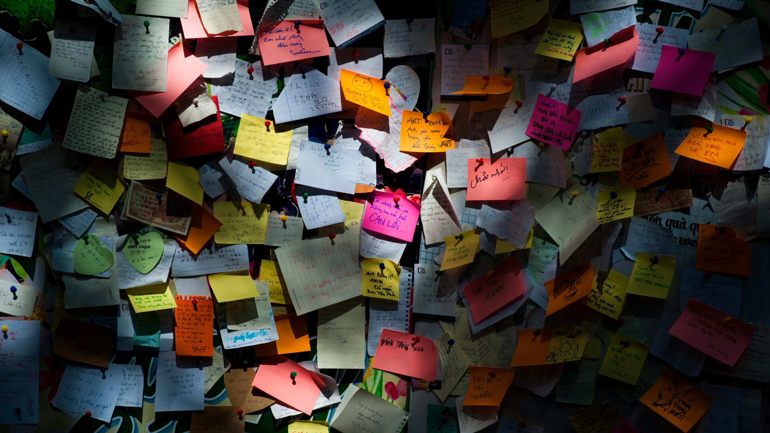 Warrige postits als beeld voor wat er speelt in een team of organisatie