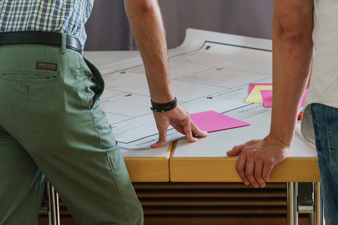 Organisatieontwikkeling Leidinggevende bij postits tijdens een strategische werksessie over organisatieontwikkeling
